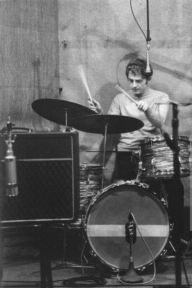 F3hvu6kKTYXcOAF's tweet photo. Happy birthday, Mike Hugg🎉
Manfred Mann on the TV show ‘Dim Dam Dom’ in 1967 in Paris.
Manfred Mann - Ha! Ha! Said The Clown
#MikeHugg
#ManfredMann
https://t.co/rIlB84SmfC https://t.co/7Cz0WwNotC