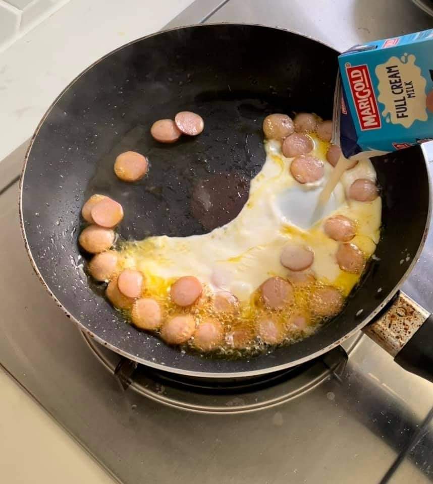 DailyMakan's tweet photo. Resipi Makaroni Cheese Yang Tersangat Mudah 🧀

Rasa lemak berkrim cukup membangkitkan selera. Boleh makan sampai puas ya.

Bahan-bahan:
1 cup macaroni
3 batang sosej
2 keping cheese
1 kotak susu full cream
Sedikit garam https://t.co/Sh5jEGBSNW