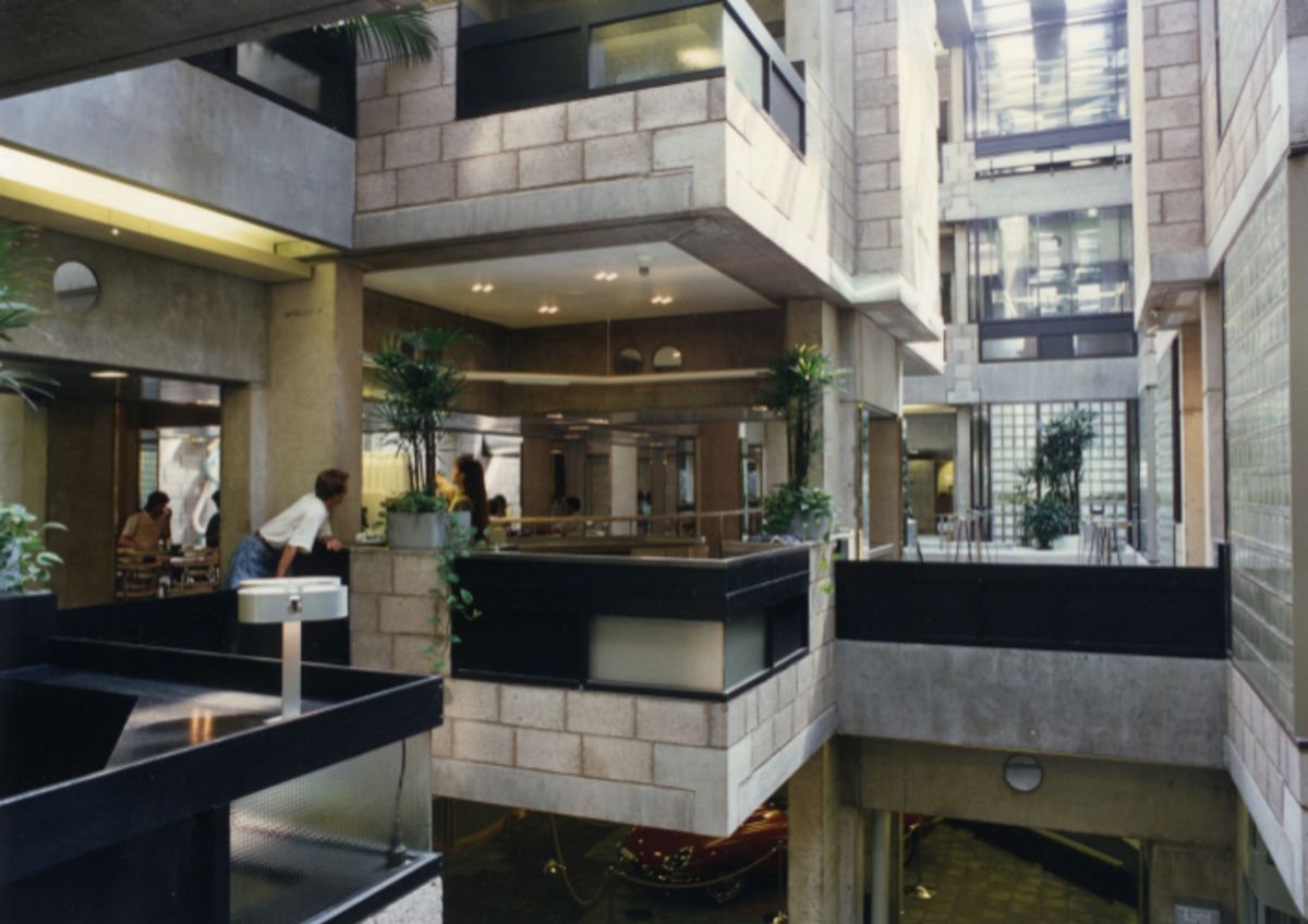 brunnnella's tweet photo. [ Reaparezco con una obra que captó toda mi atención ]

Épico. Bloque de hormigón. Ladrillo de vidrio. Sistemas. Humanización del espacio de trabajo.

Herman Hertzberger
Central Beheer | 1972
Apeldoorn https://t.co/2uTYhvadTQ