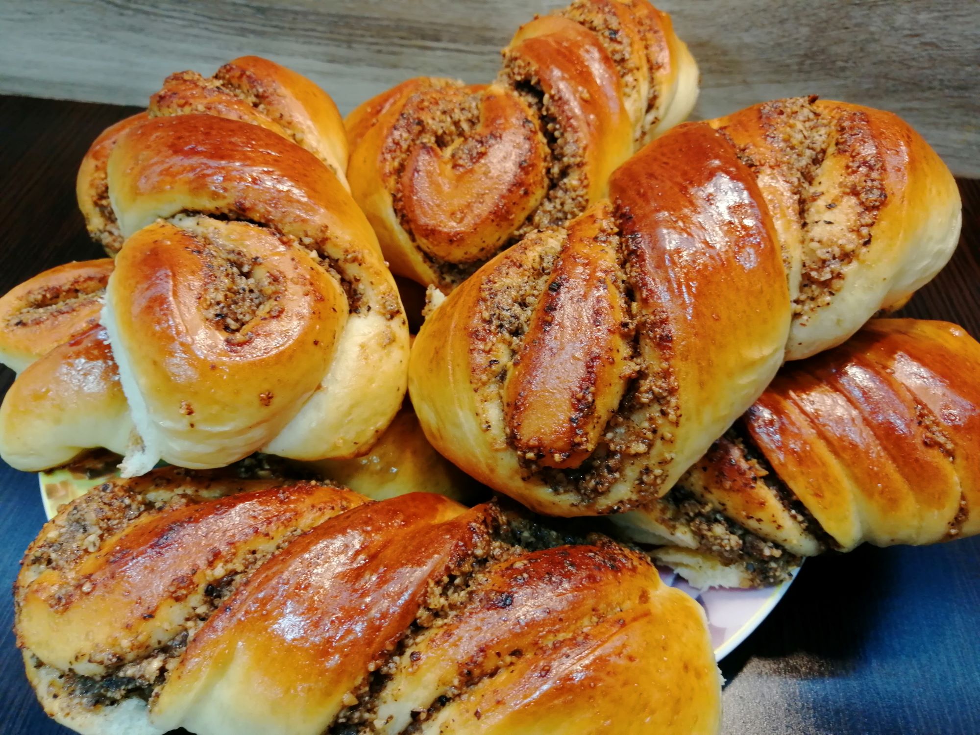 Булочки с ореховой начинкой