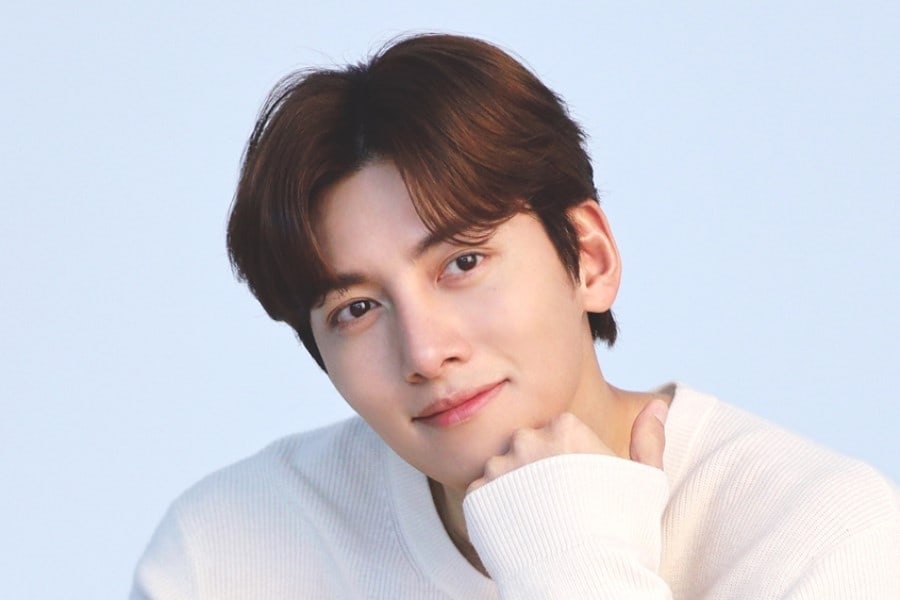 soompi's tweet photo. #JiChangWook Fully Recovers From COVID-19 + To Resume Drama Filming 
https://t.co/hEIJU2hRmJ https://t.co/NyJjJr9zG6