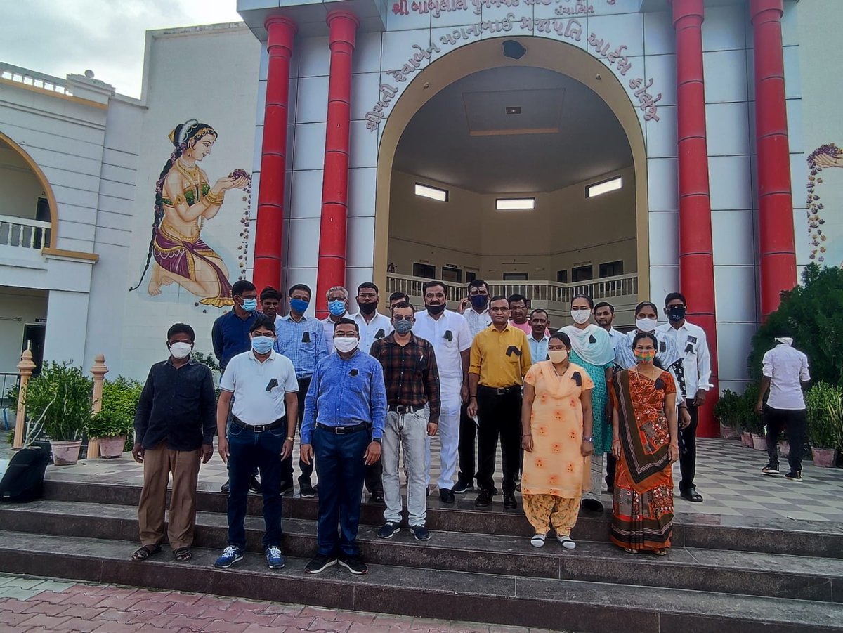 FixpayAdhyapak's tweet photo. ગ્રાન્ટેડ કોલેજોને ખાનગી યુનિ. માં સામેલ કરવાના સુધારાના વિરોધમાં અધ્યાપક મહામંડળ દ્વારા ગાંધીચિંધ્યા માર્ગે આંદોલન. રાજ્યભરની કોલેજોના અધ્યાપકો કાળી પટ્ટી ધારણ કરીને વિરોધ ��ર્યો @CMOGuj @imBhupendrasinh @Nitinbhai_Patel @CRPaatil @BJP4Gujarat @PMOIndia @AmitShah @narendramodi https://t.co/DVlUJ2LfuS