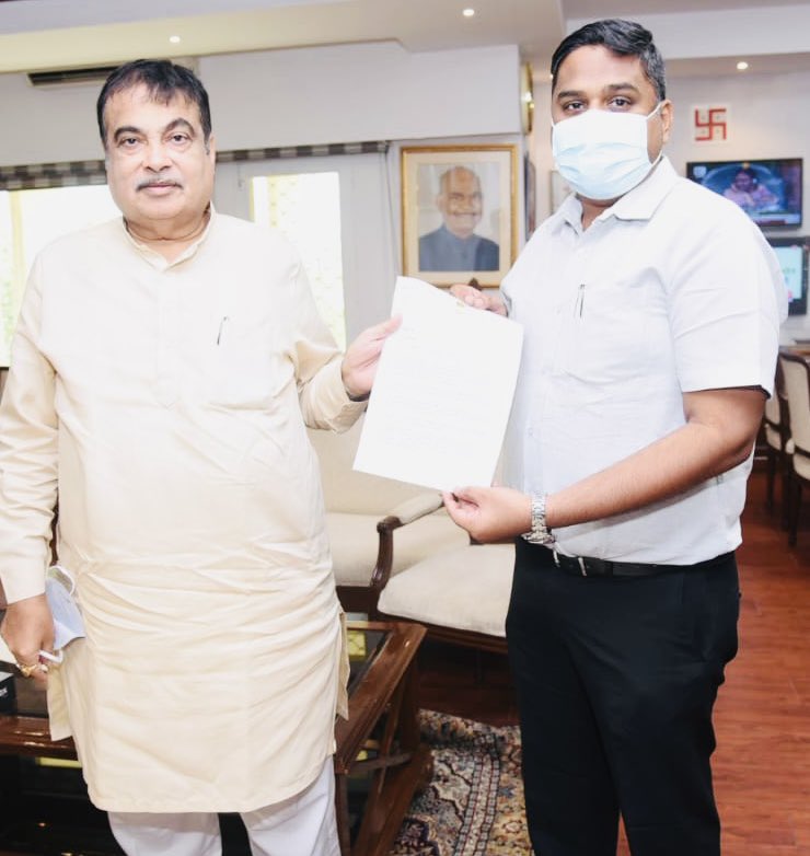 DrSenthil_MDRD's tweet photo. Met Union Minister for Roads/Highways Nitin @nitin_gadkari and submitted proposal for installing #Solar_panels to promote clean green energy in centre median as #pilot_project in 60 Kms of highways passing through Dharmapuri constituency funded by MPLADS maintained by toll plazas https://t.co/pZEjIvKC2n