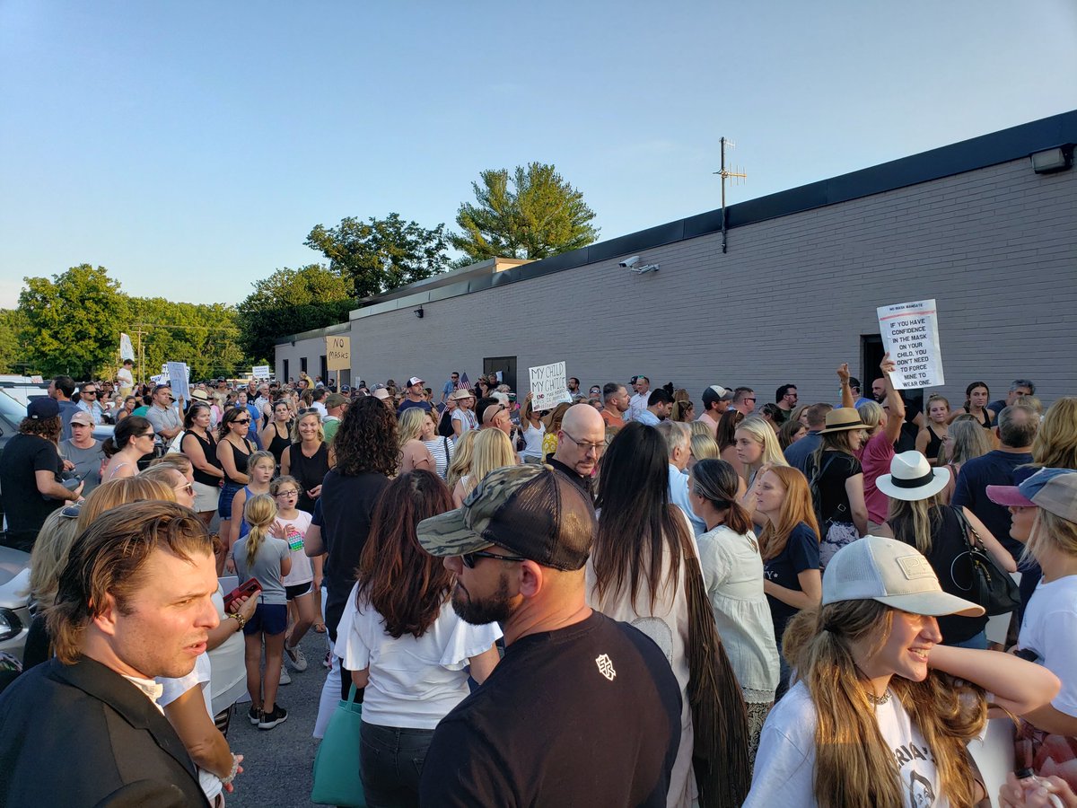 MikeMouret's tweet photo. @jsdelpilar @FOXNashville The overflow crowd https://t.co/oM5B9TzFEW