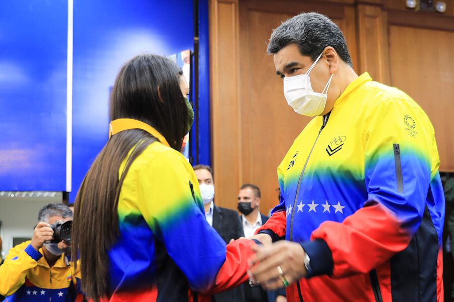 NicolasMaduro's tweet photo. Asimismo, condecoré con la Orden “Francisco de Miranda”, a Yusleidy Figueroa, Naryury Pérez, Robeilys Peinado y Claudymar Garcés, por su extraordinario desempeño, y por enaltecer a nuestra Patria. Hoy están en lo más alto del deporte mundial. ¡Felicitaciones! https://t.co/PKBIHWNJOV