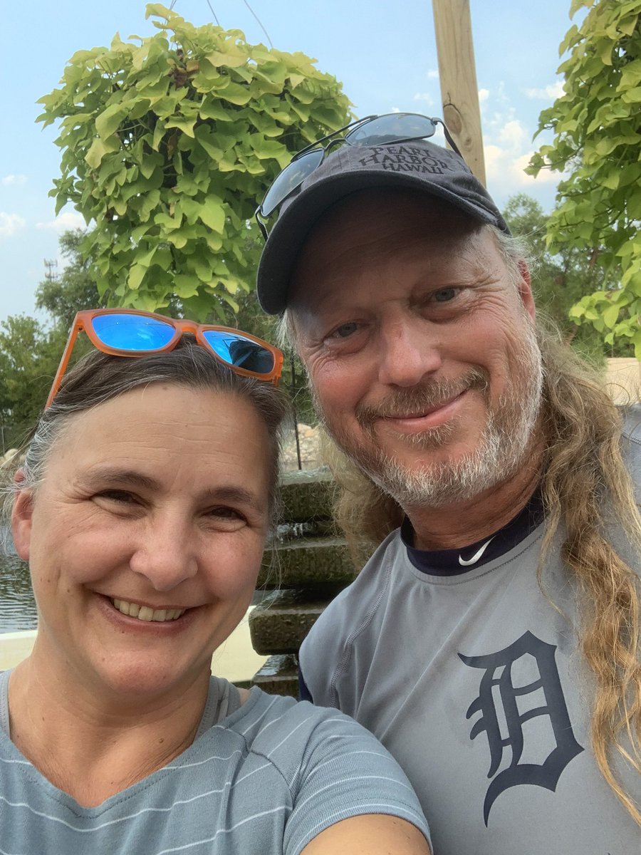 kle052789's tweet photo. Should have gone for a run but man itโs hot out! Opted for pizza at the beer garden instead. #horrocks #pizza #beergarden #weeknightfun #emptynest #togetherness #maybeillruntomorrow https://t.co/F3ZFuZ3O8j