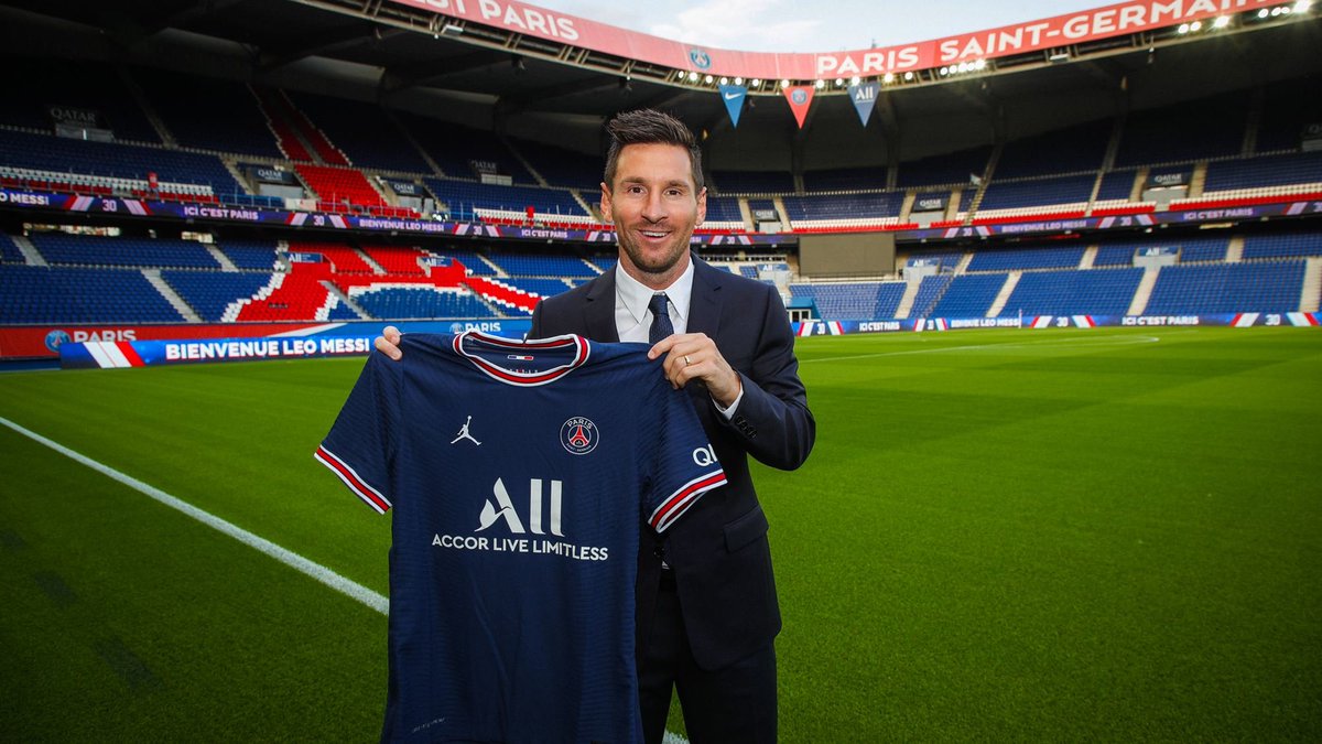 MerariE59967645's tweet photo. Nuevo fichaje del delantero Leonel Messi, quien firmo dos temporadas con el París Saint-German (PSG) donde usará el dorsal 30 y se reunirá con quien fue su compañero por varias remporadas en el Barcelona, Neymar. 
 @elsalvador 
#ClaseRPM01 #Deportes #Messi https://t.co/QmvgaLpCM0