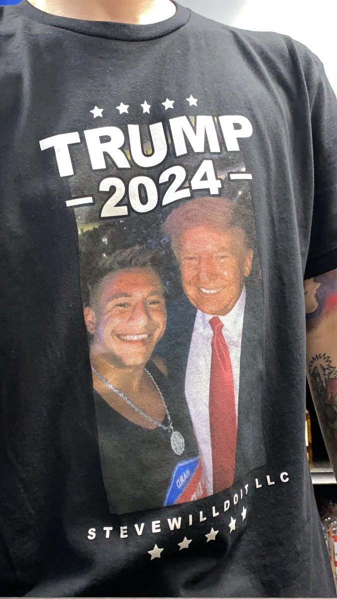 akidnamedseth's tweet photo. I’ve wore this shirt all day at work and 7 different old men have complimented me on it 🤣 https://t.co/cruyQ8HROf