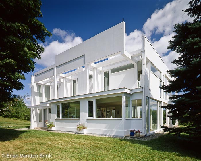efemarq's tweet photo. #Taldiacomavui de 1932 va néixer l'arquitecte nord-americà Peter #Eisenman. Figura clau del #desconstructivisme dels anys 1980s, començà als 1970s reformulant el racionalisme lecorbusierià, formant part dels New York Five, amb obres com la #Casa II (1969-70) a Hardwick, Vermont. https://t.co/edcLP785tN