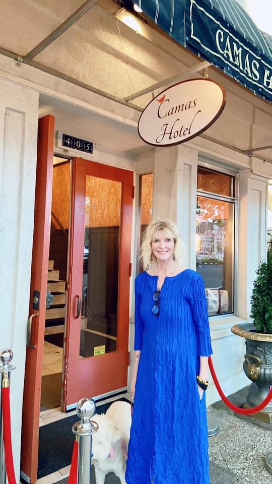 CamasHotel's tweet photo. “I loved staying at #camasboutiquehotel,” said renowned artist Sandra Jones Campbell.

Campbell was in town for Downtown Camas First Friday to show her latest artwork at Attic Gallery.

“It’s (the hotel) a blend of old historic charm and modern conveniences,” she said. https://t.co/llkTZf4CyR