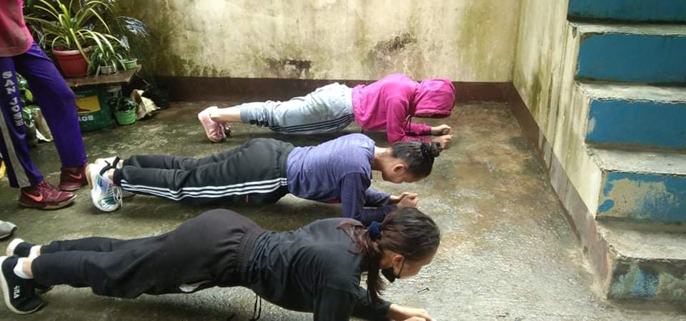 Chemmiexx's tweet photo. August 09, 2021 -- First day of PE training. Nicolas at the center, Sir.
: Unsa? Kaya pa?
: Sir, kaya, sir!
: Pag-drop na mo! Di ni ninyo kaya, nang-quit raman japun mo puhon.
: Sir, no, sir! #bscrim1 #futurecriminologist #mmaPE https://t.co/8XNkIZnbLt
