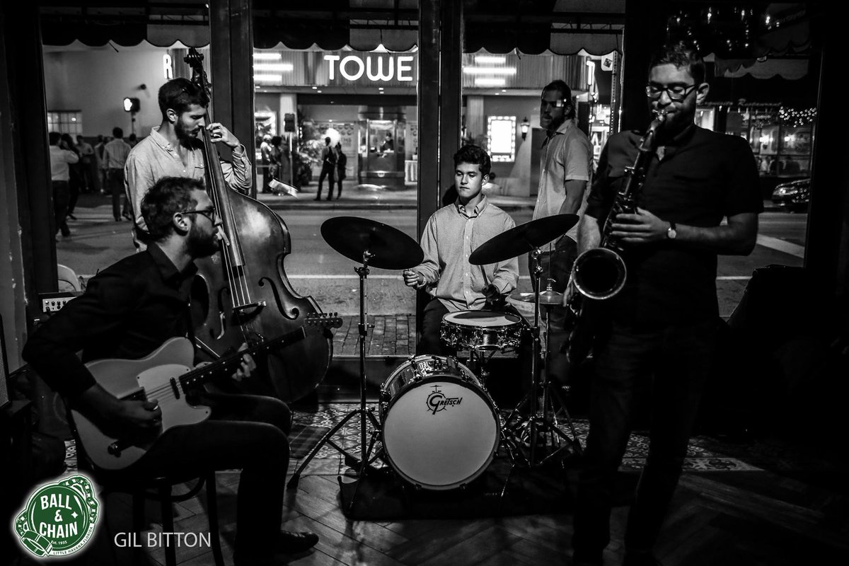 BallAndChainBar's tweet photo. #TakeMeBackTuesday: here's a photo set from an October 2015 @MiamiBoheme Night featuring #LiveJazz by the @NickTannura quartet inside and @SUENALO on the #PineappleStage. Can't wait for these nights to return! #supportlocal https://t.co/kBdwIKRQzT 🍍💚 https://t.co/P0mtfi5a5Y