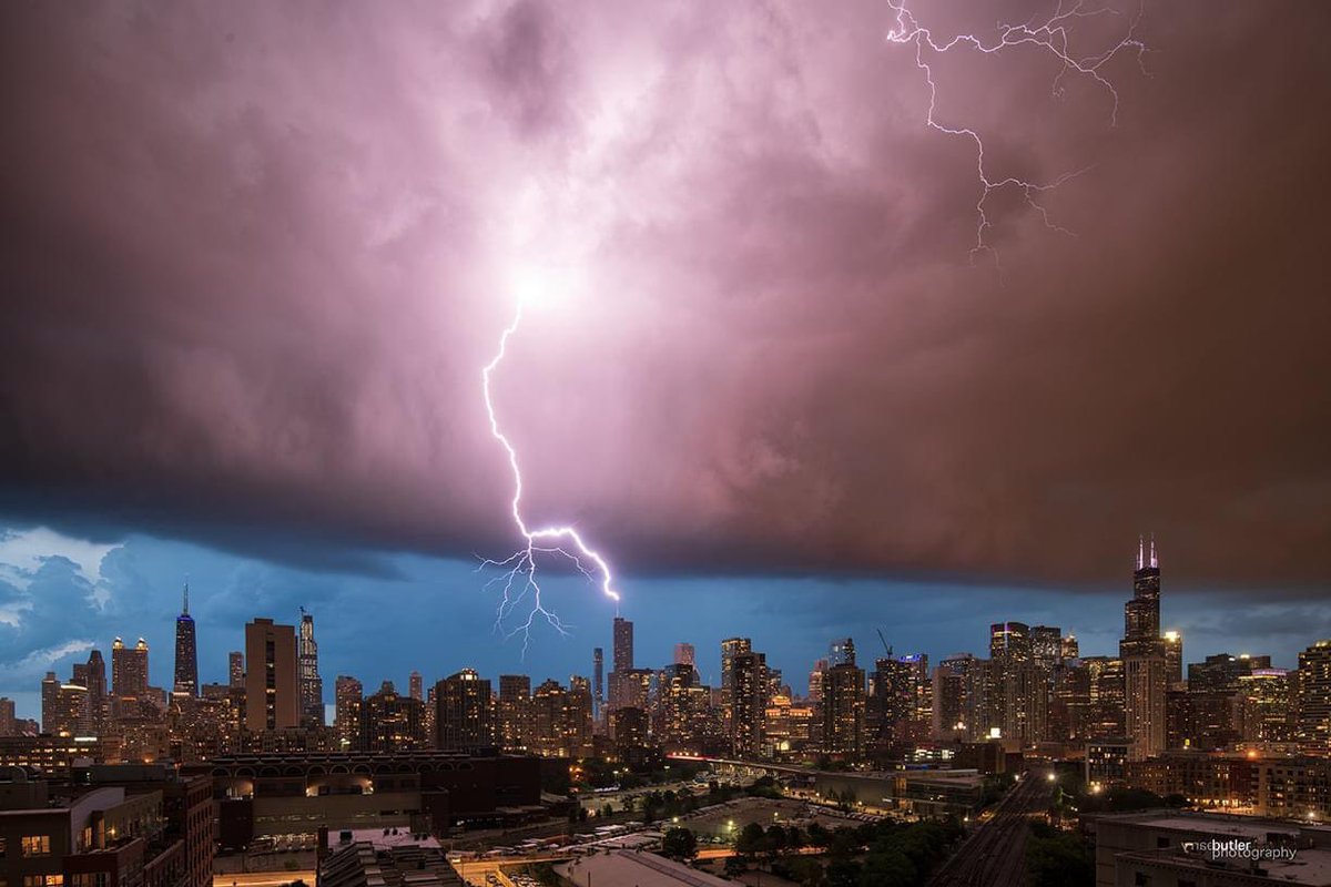 barrybutler9's tweet photo. First strike of the night at 750pm in Chicago.  #storm #weather #news #ilwx #chicago #lightning https://t.co/f1dyVqjoB9