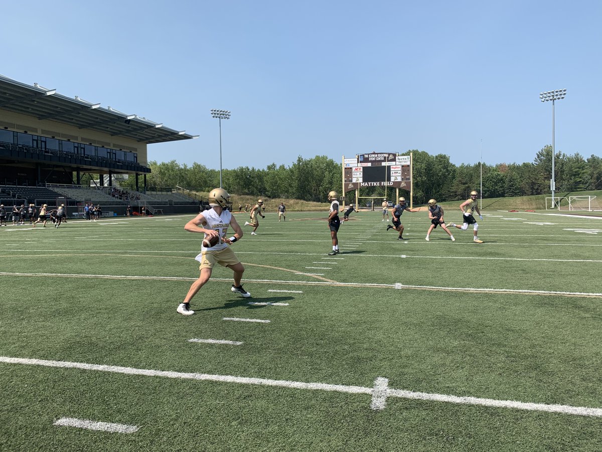 SMSUfootball's tweet photo. Day 2 ✅‼️

Families that eat together....WIN together! 

#UnityTuesday 🐴🐴

#LetsRide /// #TrainingCamp2021 https://t.co/aKlVGk7a3H
