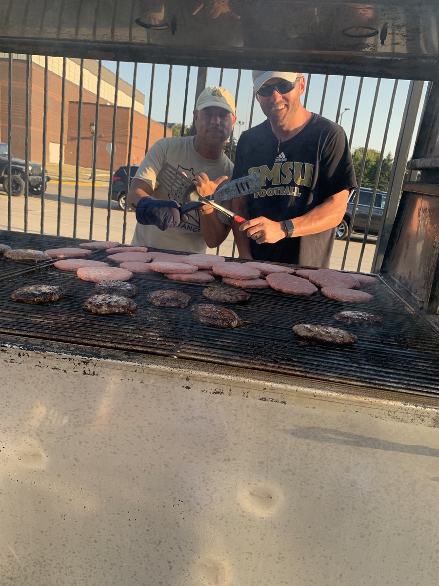 SMSUfootball's tweet photo. Day 2 ✅‼️

Families that eat together....WIN together! 

#UnityTuesday 🐴🐴

#LetsRide /// #TrainingCamp2021 https://t.co/aKlVGk7a3H