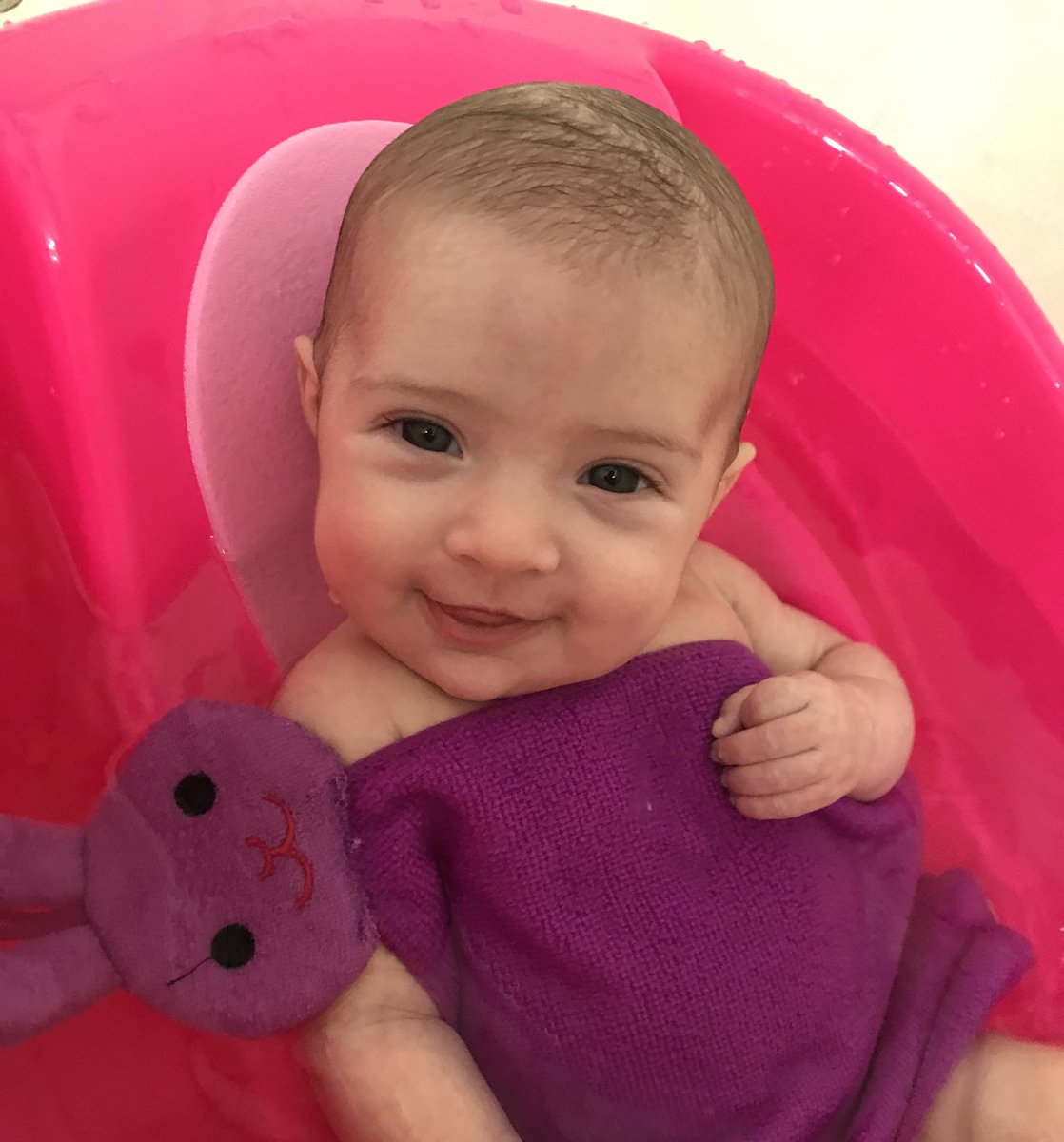 _danmoran's tweet photo. Just dropping by with an insanely cute baby picture of my babe bc i miss her being this little https://t.co/epuj1AHWXS