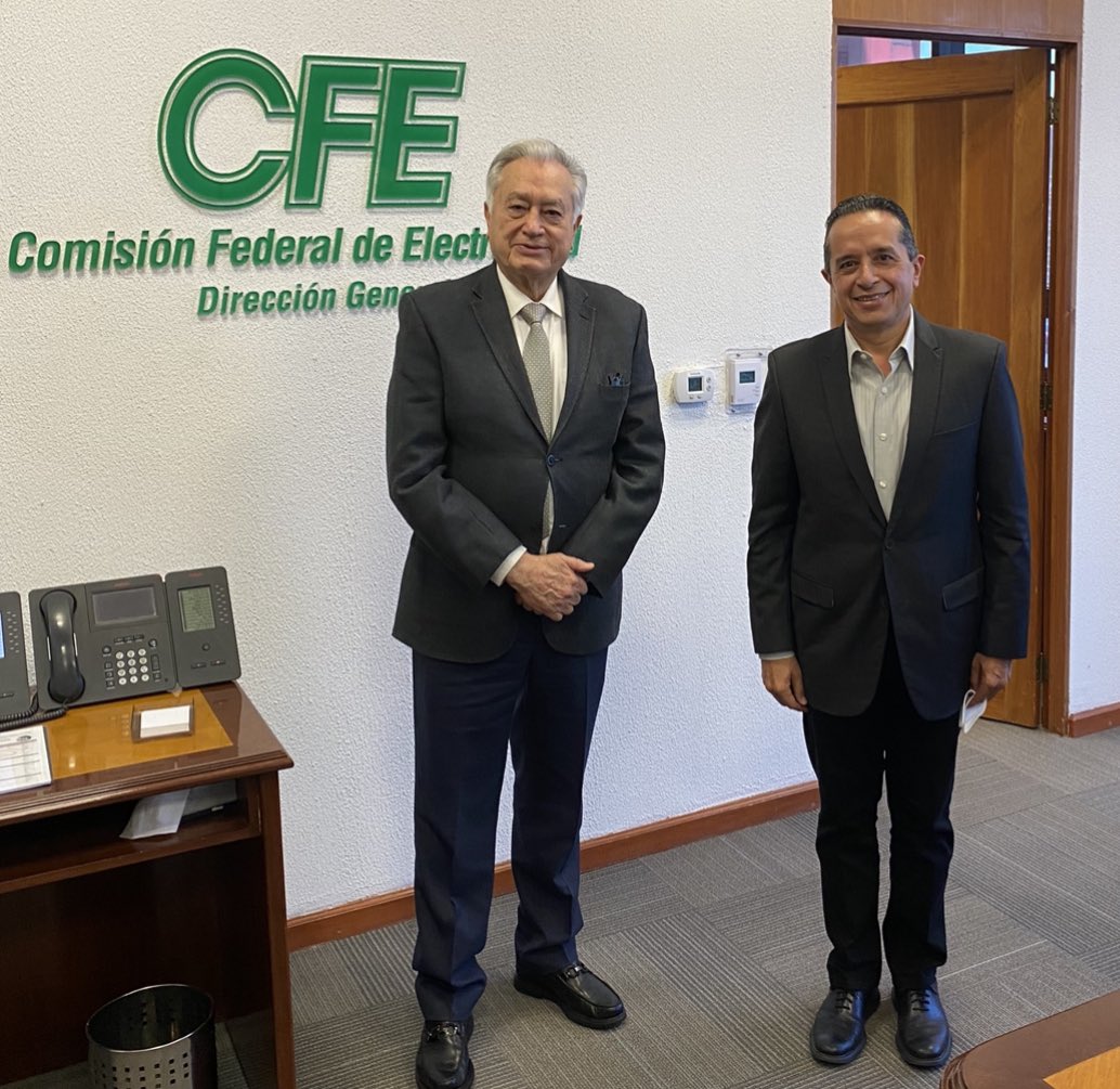 CarlosJoaquin's tweet photo. Me reuní con el Director General @CFEmx @ManuelBartlett. Hablamos de los servicios que #QuintanaRoo requiere y necesita. El servicio eléctrico en nuestras Islas y en ciudades que crecen a ritmo acelerado. Evitar cortes y variaciones de electricidad. Nuevos proyectos. https://t.co/7NDY59ytc4