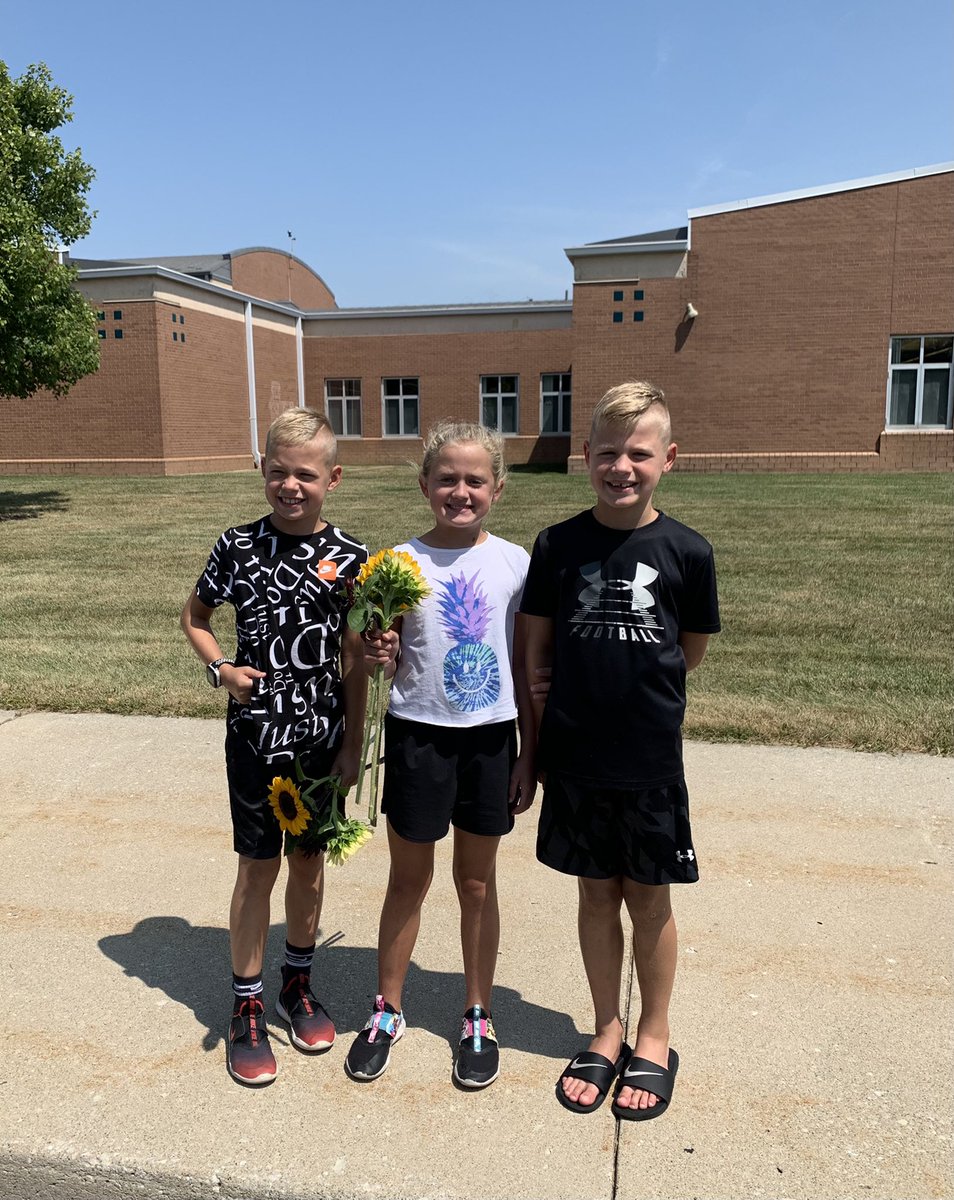 DK_kamp3's tweet photo. And then there were three… this trio is ready for 4th grade! We enjoyed being back in the school this afternoon and seeing all of our teachers and friends! @GerthGrade4 @TeamGRockets #kampground @SmokyRow1 #4thgradedreamteam https://t.co/fQXaXVqOXd