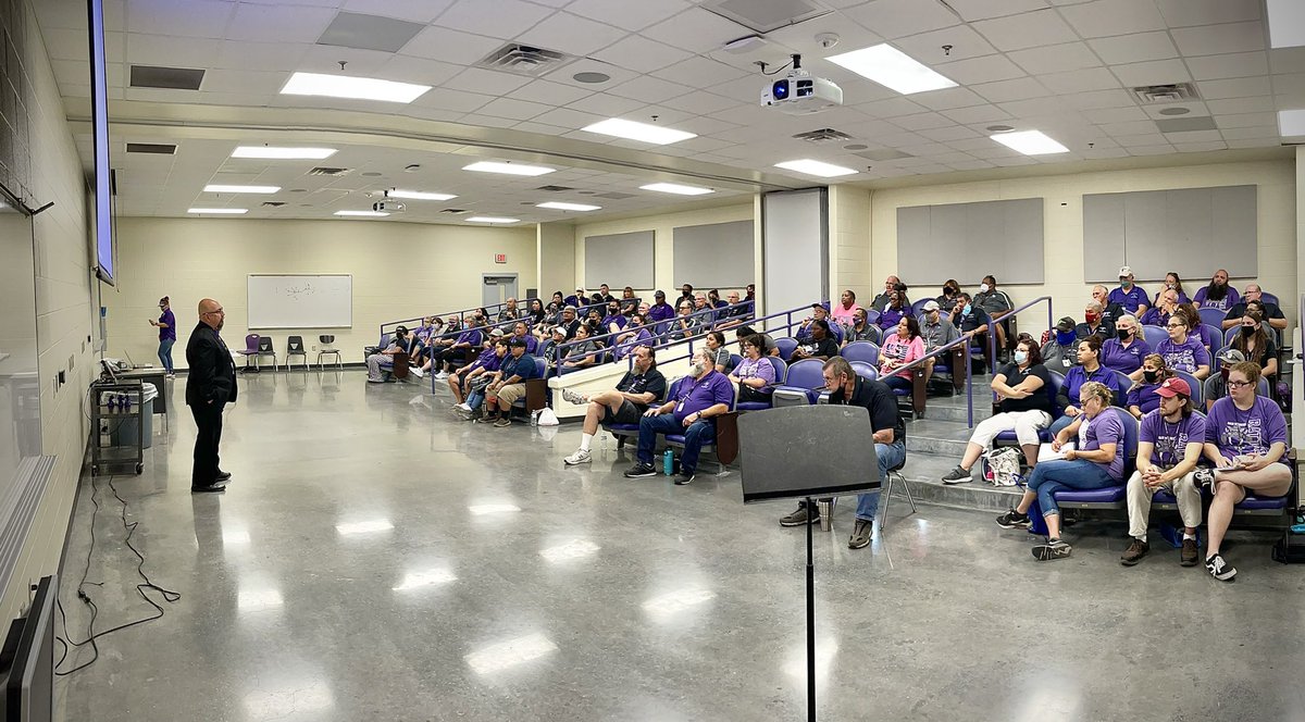 City_In_My_Mind's tweet photo. Dr. Cardona and Dr. Barton stopped by today to welcome back transportation staff.
Lesson: Be a compassionate gatekeeper because every interaction matters. #StikeAsOne https://t.co/QOpYPIQnOK