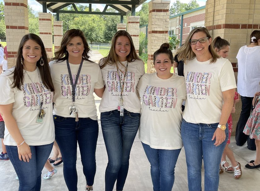 msmeyers17's tweet photo. Ready for an amazing year with my FANTASTIC kinder team!!!! 🤩 #NSEMovingMountains @MrsTheiss14 @MrsPorterNSE @nselaurencarl @NicholsSawmill https://t.co/If6OnvrKUi