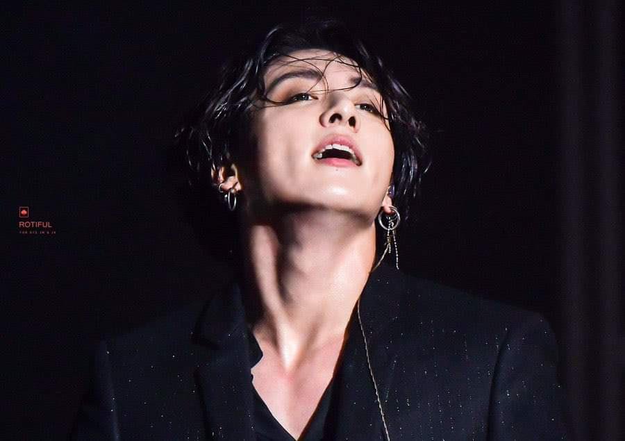 jimicutiest's tweet photo. soy capaz de superar cualquier cosa menos a jungkook 190811 vestido de traje negro y con pelo largo, es insuperable https://t.co/8iC2UW4Jci
