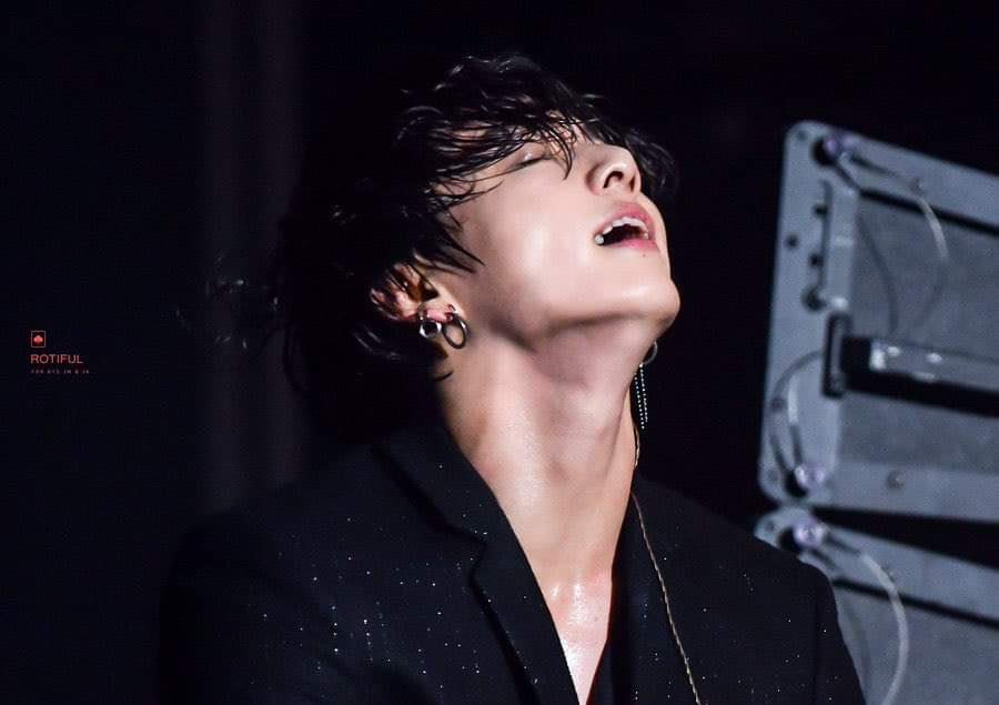 jimicutiest's tweet photo. soy capaz de superar cualquier cosa menos a jungkook 190811 vestido de traje negro y con pelo largo, es insuperable https://t.co/8iC2UW4Jci