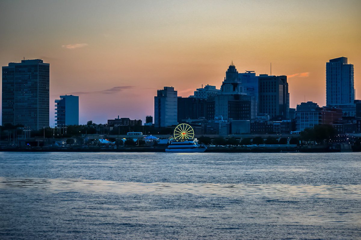 Summer slow down #phlphoto #philly #cityscape #ferriswheel