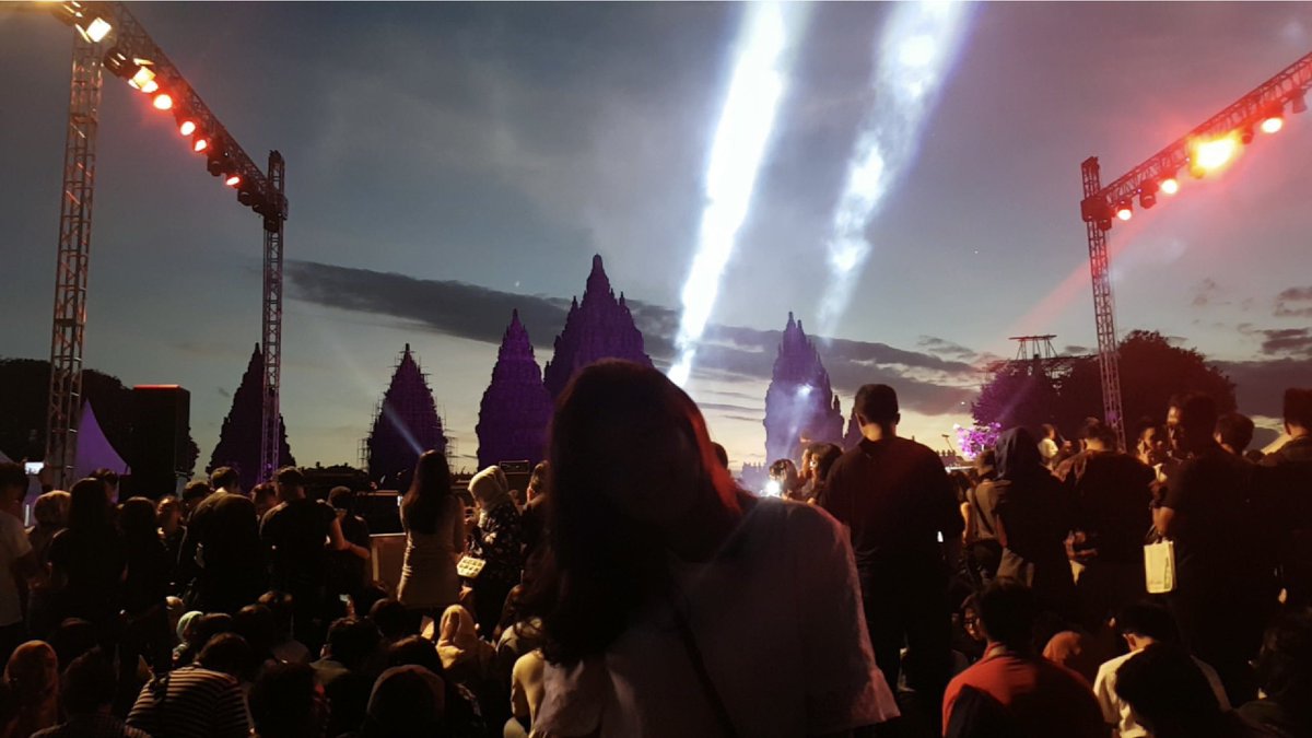 yuliasyarif's tweet photo. he he mau nonton lg dengan suasana yg sama please. candi prambanan + sunset ✨🥺🌇 https://t.co/36807VM08B