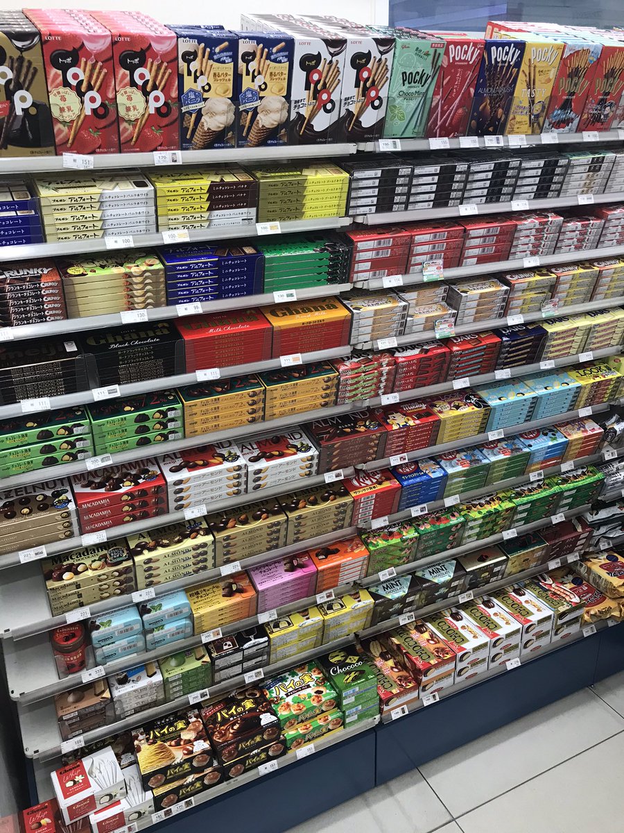 ファミマ 東梅田駅前店 陳列が狂気の美しさ チョコレート充実しすぎ 素晴らしき 知ってる店舗と陳列方法が違う Togetter