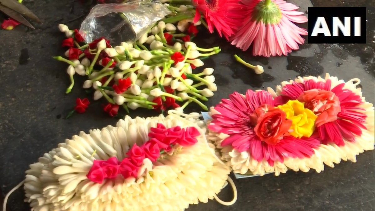ndtv's tweet photo. Tamil Nadu: Mohan, a flower vendor in Madurai makes floral masks exclusively for brides, grooms to raise awareness about #COVID19

(ANI) https://t.co/EG5FApi0uI