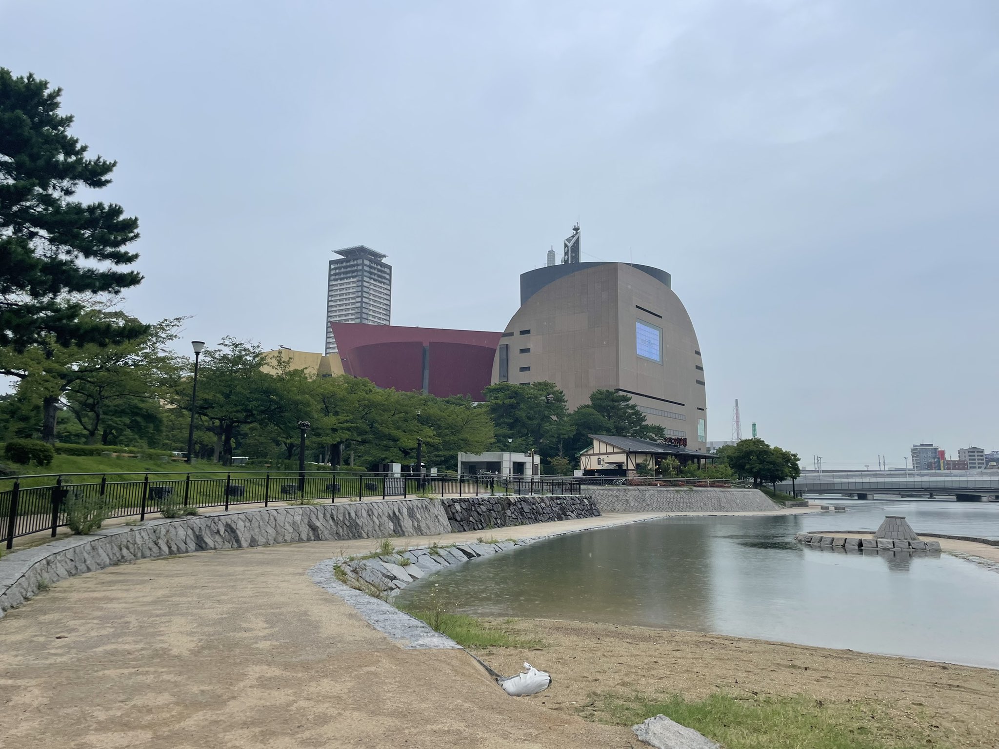 旅人しげちゃん 小倉のリバーウォーク北九州 建物内の噴水がちびっ子達が遊んで大人気 子供用プールいらないかもしれない 小倉 リバーウォーク 北九州 噴水 水遊び 夏休み おもひで T Co Qmxaqjdx6s Twitter