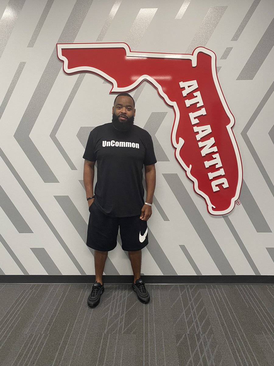 Shep71's tweet photo. Words fail to describe how AMAZING today was. Being brought in to spend time with and inspire @FAUFootball today was overwhelmingly special. Thank YOU @CoachTaggart for rolling out the red carpet and welcoming me HOME. #KeepTheChange #ShepInspires #LeaderSHEP #BOB #FAU https://t.co/rkg0HzJnz2