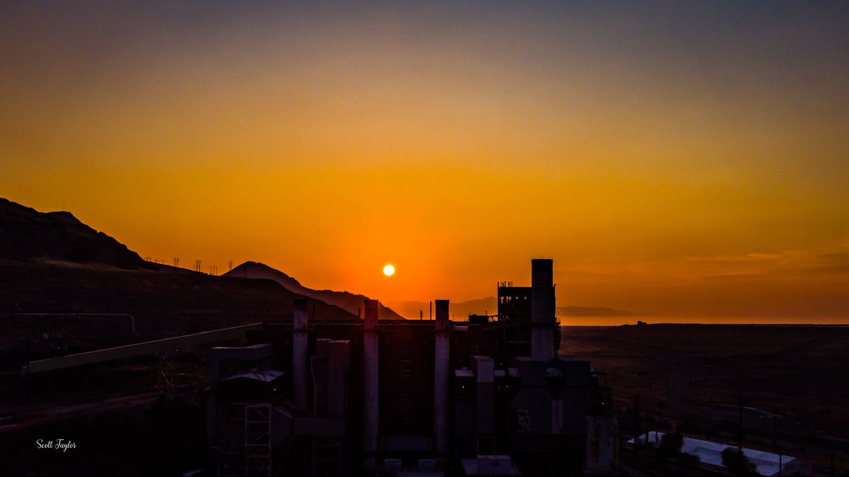 Grallon's tweet image. An Industrial sunset
From some Star Wars movie. 
#starwars #sunset #IndustryBaby 
@DaniRuberti @DamonYauney @AlanaBrophyNews @AllisonCroghan @ThePhotoHour @DroneHour @AsylumDrone @KUTVJill @MagnaChamber 
@ChaseThomason @brianwusa