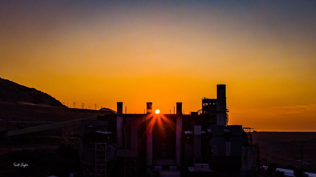 Grallon's tweet image. An Industrial sunset
From some Star Wars movie. 
#starwars #sunset #IndustryBaby 
@DaniRuberti @DamonYauney @AlanaBrophyNews @AllisonCroghan @ThePhotoHour @DroneHour @AsylumDrone @KUTVJill @MagnaChamber 
@ChaseThomason @brianwusa