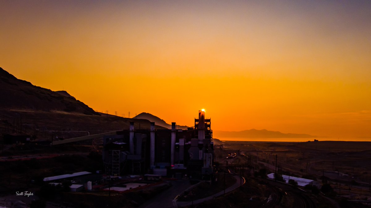 Grallon's tweet image. An Industrial sunset
From some Star Wars movie. 
#starwars #sunset #IndustryBaby 
@DaniRuberti @DamonYauney @AlanaBrophyNews @AllisonCroghan @ThePhotoHour @DroneHour @AsylumDrone @KUTVJill @MagnaChamber 
@ChaseThomason @brianwusa