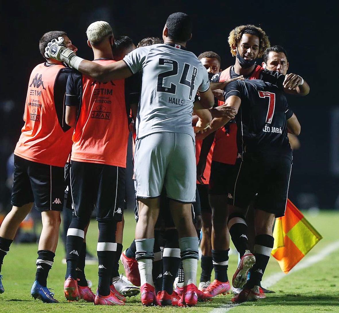 leojaba98's tweet photo. Lutar até o fim. Não pode ser diferente. Mais uma vitória que vai nos ajudar no objetivo final. Obrigado Deus por mais um gol. Sou feliz fazendo o que mais amo 💢🙏🏽
.
📸 @rafaribeirorio https://t.co/SIxEDE5jA0