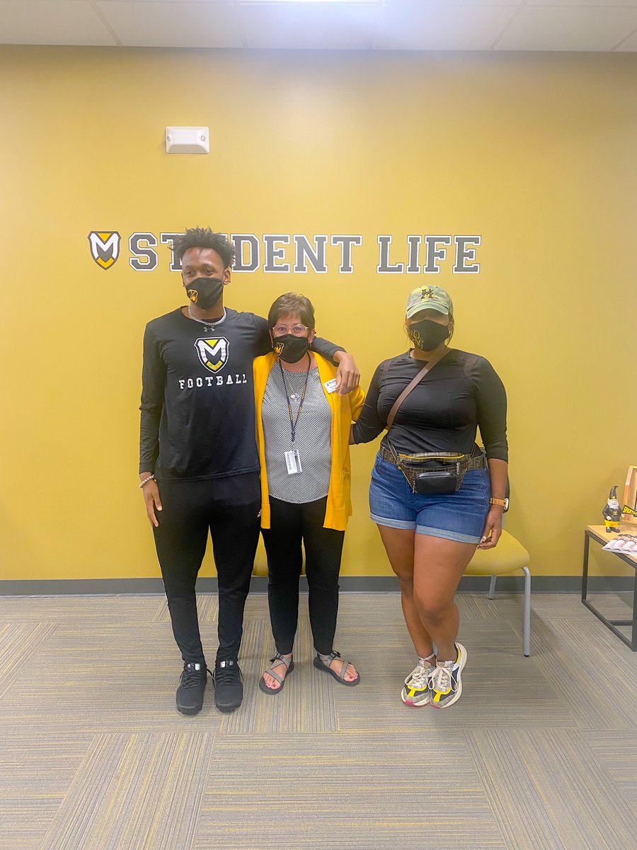 Collins077's tweet photo. This is year 3 for @MarvinCollins15 @ManchesterUniv @MUSpartans the staff and coaches are AMAZING! @footballcoachj @CoachChuckEhret a special thank you goes out to Ms. Rachelle Sorg in financial aid services, you are heaven sent🙏🏽. #2023🎓#gomuspartans🖤💛🖤 https://t.co/zUfIPFPQeu