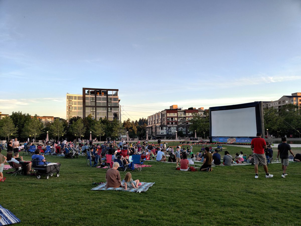 BellevueDotCom's tweet photo. Absolutely #bellevueful night for Movies in the Park 😍
📍https://t.co/fu3kS9h5ol

#bvue #moviesinthepark #bellevuespotting #optoutside https://t.co/K8Jn1V8NXf