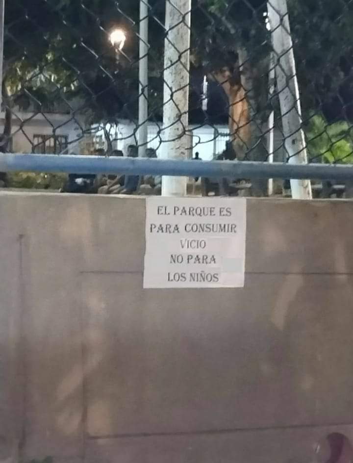 LuMarietf's tweet photo. Todavía llevan los niños al parque? 🤔 https://t.co/U7joAd2SmN