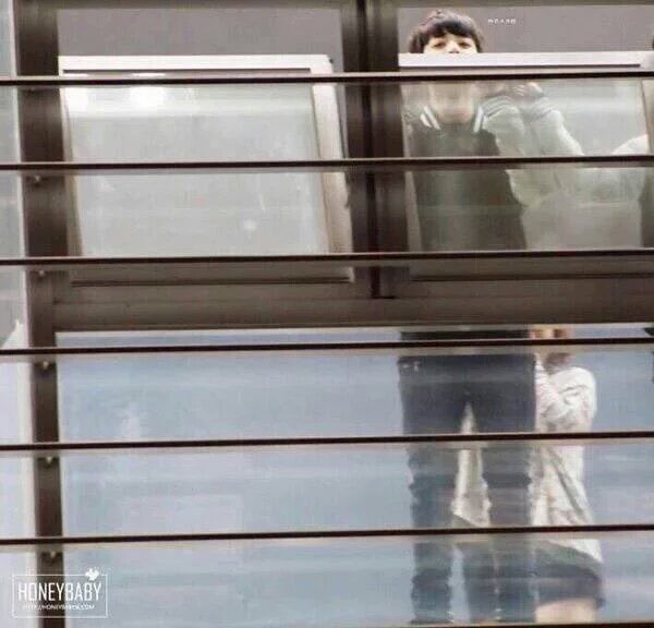 G3NIUS28's tweet photo. Jungkook mirando por la ventana a army con su mochila rosita es todo lo que esta bien. https://t.co/LexfEZ0A2l