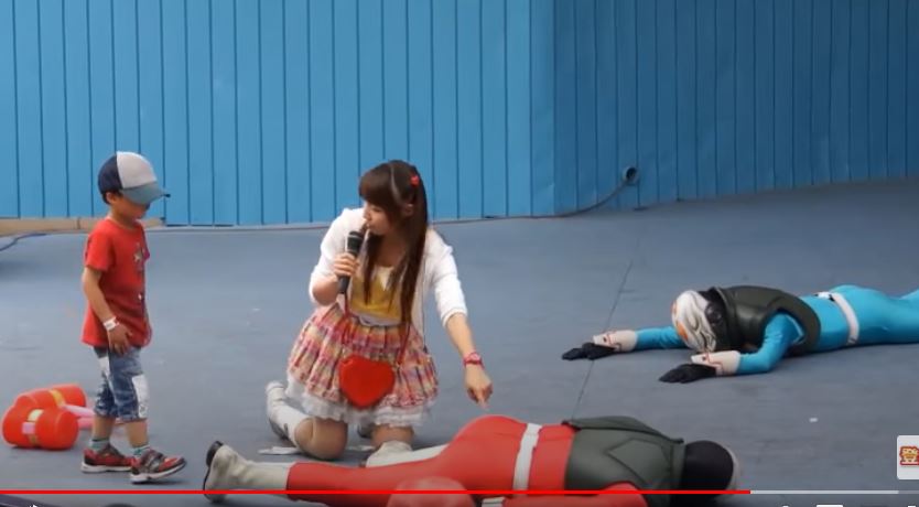 piranhatrons's tweet photo. @8zcaQKuEZcGs5Sb The girl points to the guy's ass...maybe she's encouraging the kid to give that spandexed rump a good kick! https://t.co/XYDkmWzb9L