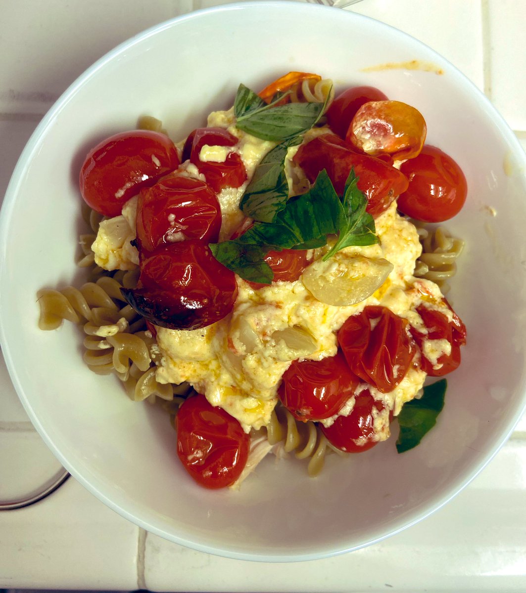 Cyndancer's tweet image. Y’all, I’m not the greatest cook but yoooooooo this tik tok recipe is on point!!!! 

#fetapasta #beginnercook #singlelife #thisis35 #adulting