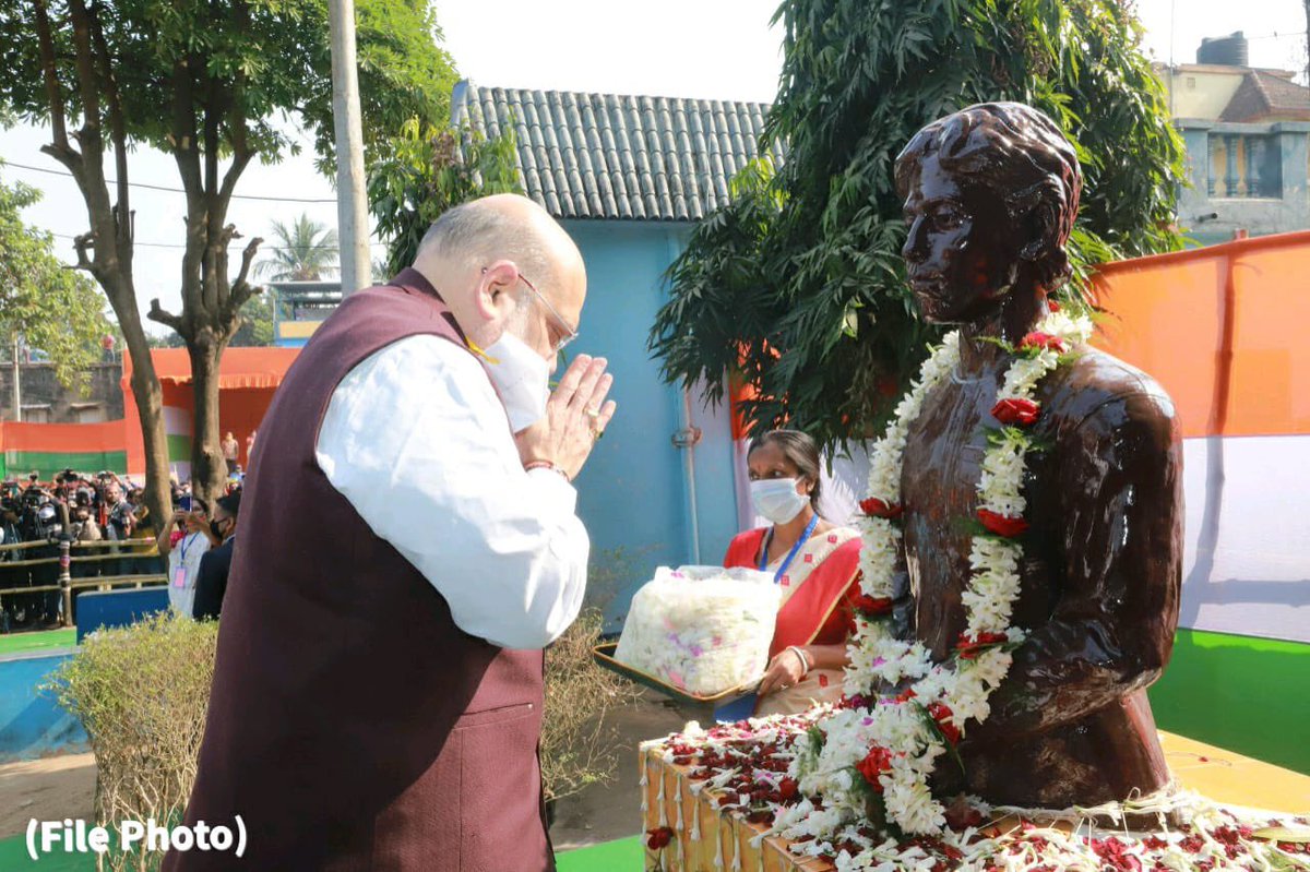 AmitShah's tweet photo. যখন 'বন্দে মাতরম্' ধ্বনিও রাজদ্রোহের সামিল ছিল, তখন তরুণ বিপ্লবী ক্ষুদিরাম বসুর সাহস ও দেশপ্রেম বৃটিশ শাসনের শিকড় নাড়িয়ে দিয়েছিল। ভয় পেয়ে অল্প বয়সেই ব্রিটিশরা তাঁকে ফাঁসিতে ঝুলিয়ে দেয়। দেশের জন্য তাঁর ত্যাগ, নিষ্ঠা ও বলিদান প্রশংসনীয়।

এমন অমর শহিদকে শত কোটি প্রণাম। https://t.co/2ShYVa1pBi