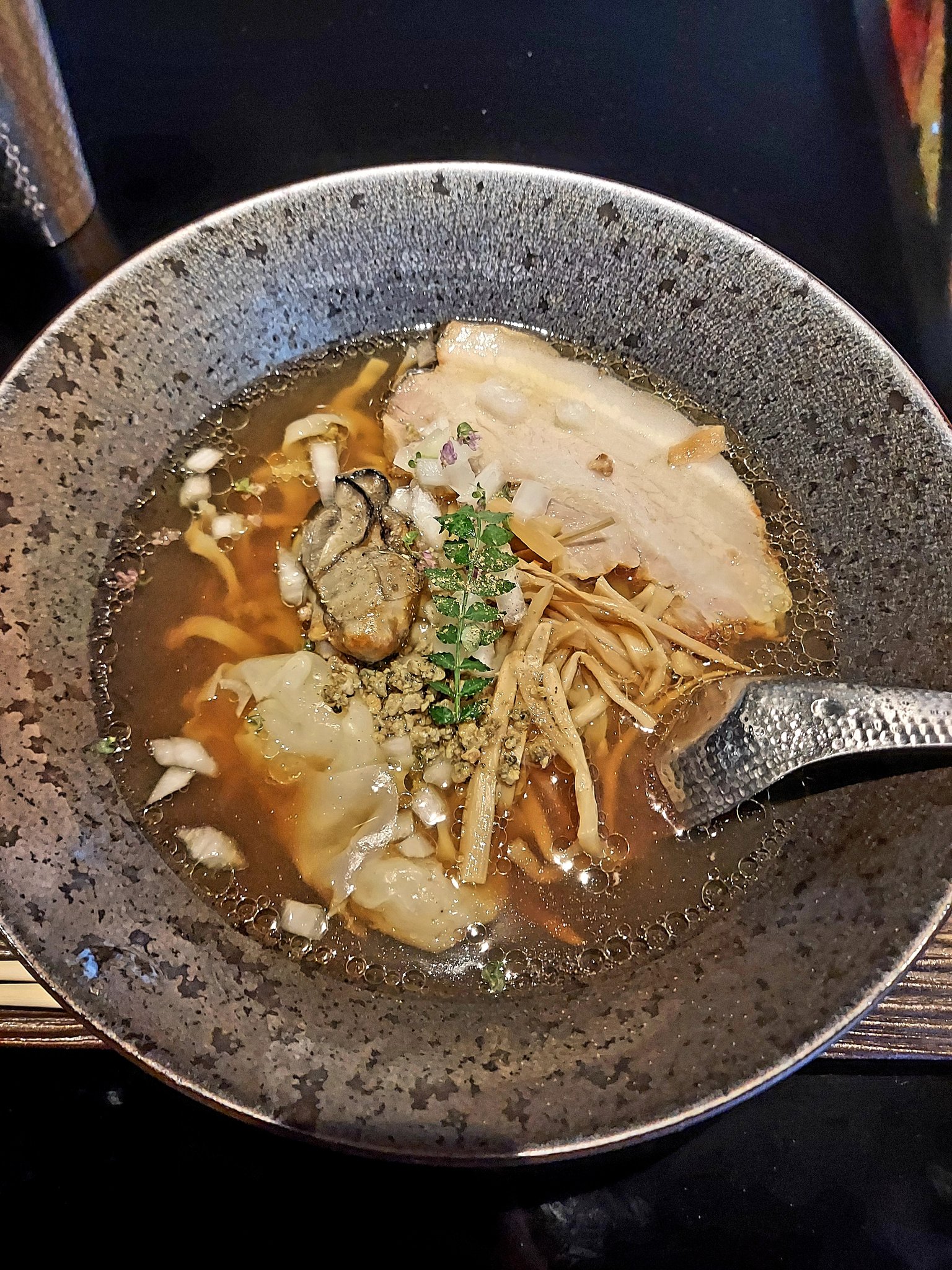 Kn 今日のお昼 裏なんばの8月1日にオープンしたラーメン屋さん Next さん 並んだ笑 牡蠣を使用したラーメンで亜鉛補給 牡蠣清湯 めっちゃあっさりだけど牡蠣のダシがしっかり味わえます 危うく飲み干すところ笑 ネクストシカク ラーメン 裏なんば Kn 今日のお昼 裏なんばの8月1日にオープンしたラーメン屋さん Next さん 並んだ笑 牡蠣を使用したラーメンで亜鉛補給 牡蠣清湯 めっちゃあっさりだけど牡蠣のダシがしっかり味わえます 危うく飲み干すところ笑 ネクストシカク ラーメン 裏なんば