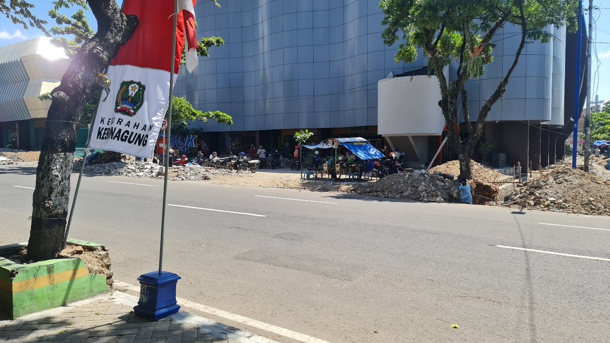 achtarfaizz's tweet photo. 1/ @humasmagetan Assalamualikum, saya mohon izin utk memberikan informasi dan komplain, mengenai proyek pemugaran pagar pasar baru, dimana debu pasir dari proyek tersebut berterbangan dari sepanjang hari, usul mohon bisa di tutup dengan seng atau sejenis, sesuai standart proyek, https://t.co/BNR0iJMfqV