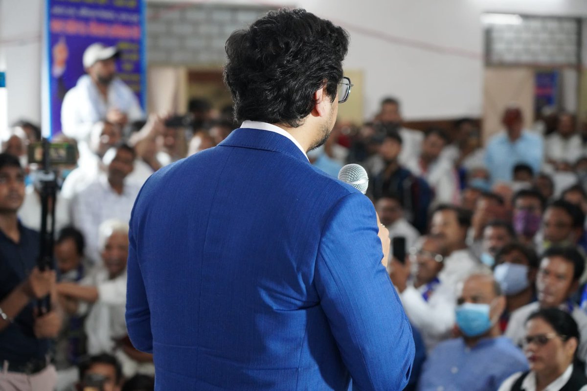 AnandAkash_BSP's tweet photo. दिल्ली में कल फिर बीएसपी के कुछ ऐसे ��ुझारु कार्यकर्ताओं से मुलाकात हुई जिन्होने अपना पूरा जीवन मान्यवर कांशीराम और आदरणीय @Mayawati जी के विचारों को समर्पित कर दिया। 

मैं खुद को सौभाग्यशाली मानता हूं कि मुझे ऐसे कर्मठ कर्मवीरों से बात करने का मौका मिला। https://t.co/009Fc5gdP2