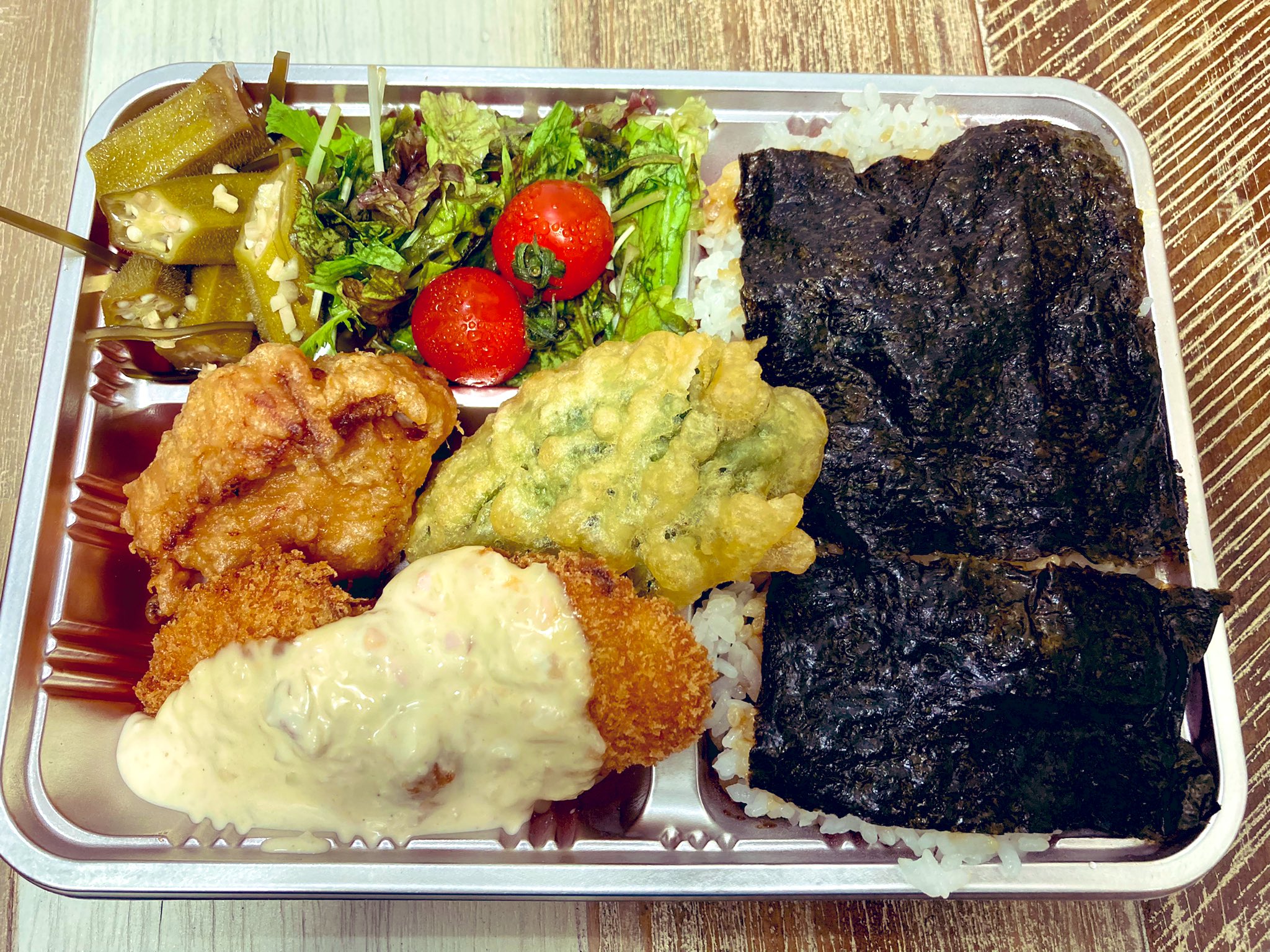 横須賀市観光案内所 こんにちは 横須賀ビールさんの のりだんだん弁当をテイクアウトしました おかずもお肉 お魚 地野菜と盛り沢山 のりだんだんって何 のり弁と違うの と思われた方 ご飯 のり ご飯 のりと重なっているのがのりだんだん 間に