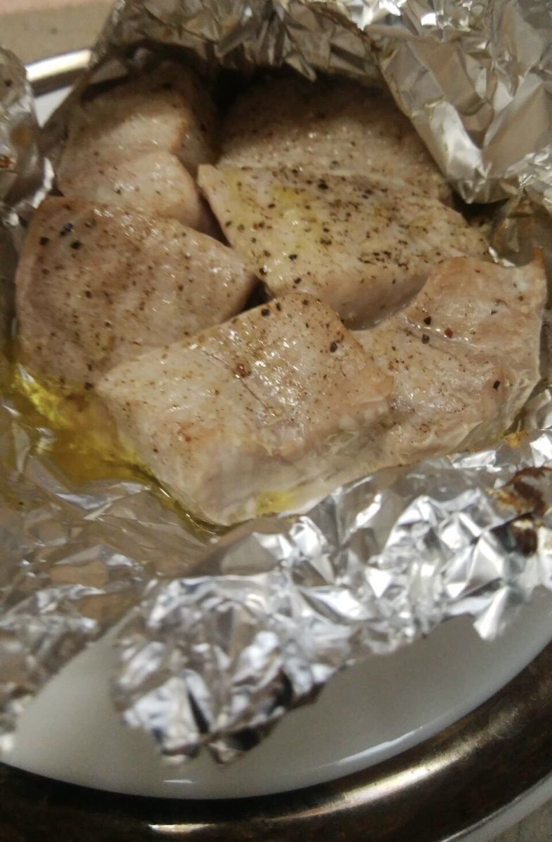 魚丼 西荻窪店 マグロのスジ肉のホイル焼き 作り方 1 カットしたスジ肉をアルミホイルにのせる 2 塩 黒コショウ オリーブオイル チューブニンニクは適量 バター少量を入れる 3 オーブントースターで10分程焼いて完成 簡単調理でお召し上がり