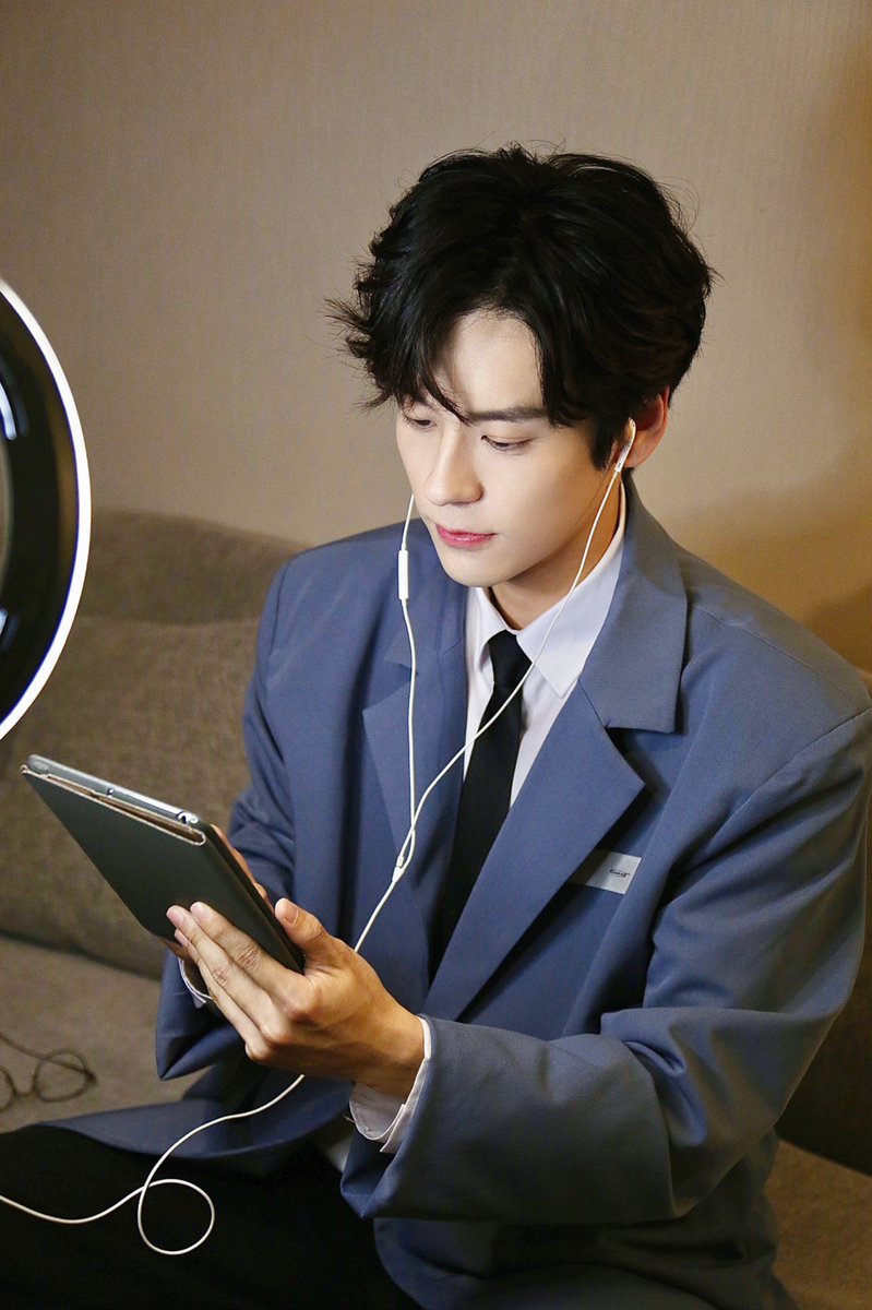 WzmOfficial_'s tweet photo. #今天weis_day 叮咚～魏星们的快乐周三来啦👌🏻 小室准时上线给大家送上直播花絮图！周三快乐不止一点点🌈

#魏哲鸣 #魏哲鳴 #WeiZheming #위철명 #เว่ยเจ๋อหมิง https://t.co/4C9UW7lepk
