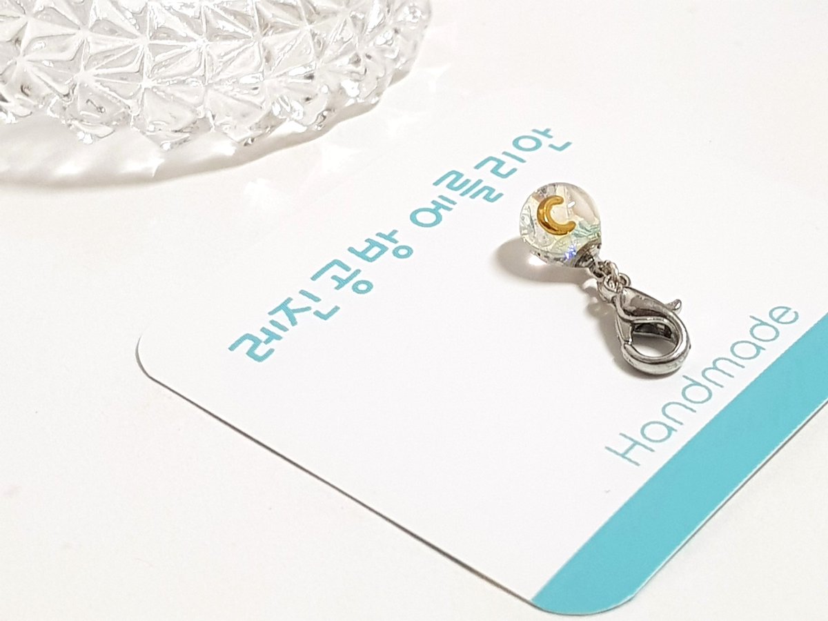 강아지 목걸이 옆에 달 
아주 작은 유치 +달빛 펜던트